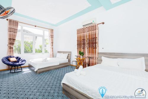 una habitación de hotel con 2 camas y una silla en Villa ĐĂNG KHOA Hồ Bơi KHU BIỆT THỰ Phương Nam en Vung Tau