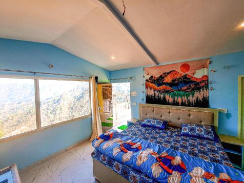 een slaapkamer met een bed en een schilderij aan de muur bij The Pahadi Nest Mukteshwar in Mukteswar