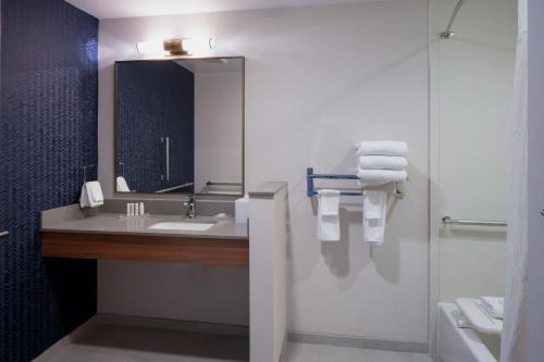 La salle de bains est pourvue d'un lavabo et d'un miroir. dans l'établissement Fairfield by Marriott Inn & Suites Somerset, à Somerset