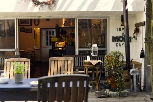 ein Restaurant mit Stühlen, einem Tisch, Tischen und Stühlen in der Unterkunft Hakone Mori No Yado in Hakone