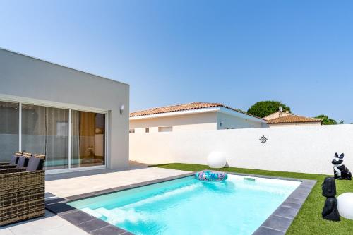 une piscine dans l'arrière-cour d'une maison dans l'établissement Villa Juxta Maré, Plage à 500m, à Sérignan