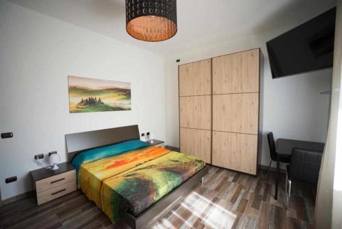 サンタ・クローチェ・スルアーノにあるCasAlfredo Appartamentoのベッドルーム1室(ベッド1台、キャビネット、デスク付)