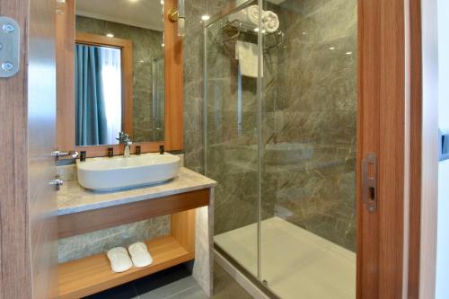 a bathroom with a sink and a shower at Expoist Hotel in Beylikduzu