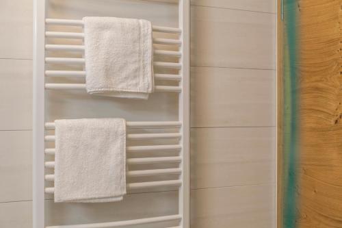 a white towel rack with white towels on it at Apartment Bergglück Stummerberg in Stummerberg