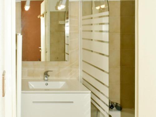a bathroom with a sink and a mirror at Studio Montgenèvre, 1 pièce, 4 personnes - FR-1-266-130 in Montgenèvre