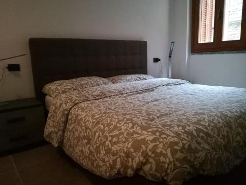 - une chambre avec un grand lit et une couette dans l'établissement Appartamento Il Conforto, à Monte Marcello