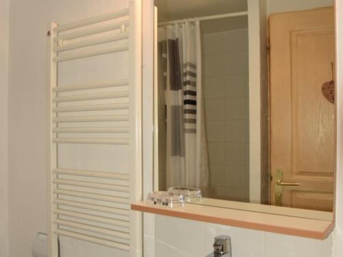 une salle de bain avec un miroir et un lavabo dans l'établissement Studio confortable avec équipements modernes à Montgenèvre, animaux acceptés - FR-1-266-170, à Montgenèvre