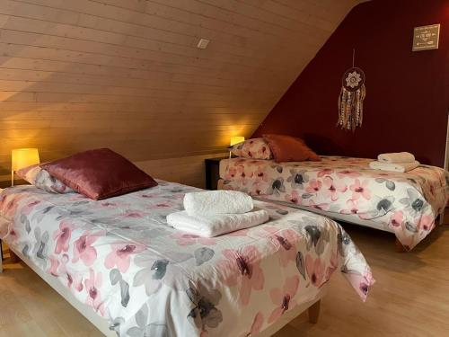 サン・ポル・ド・レオンにあるle gîte de Léonのベッドルーム1室(ベッド2台付)
