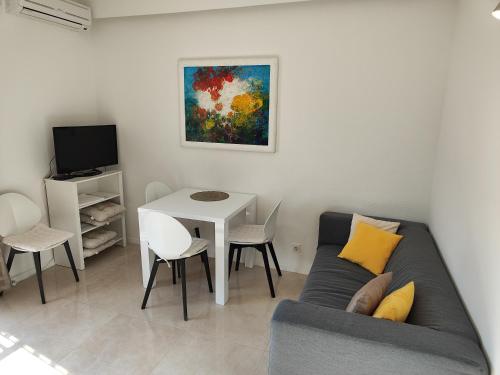 ein Wohnzimmer mit einem Sofa und einem Tisch in der Unterkunft Apartmani Seka in Vodice
