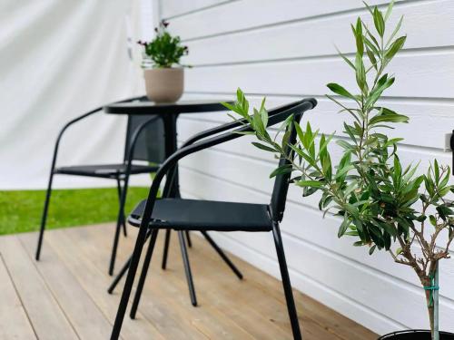 una mesa y sillas en un porche con plantas en Guesthouse centrally in Vetlanda en Vetlanda