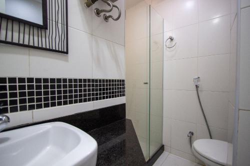 y baño con lavabo y aseo. en COPACABANA - Lindo apartamento na quadra da praia, en Río de Janeiro