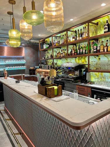 un bar en un restaurante con muchas botellas en Parkhotel Flora, en Bad Grund