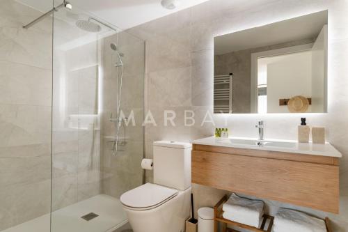 a bathroom with a toilet and a sink and a shower at Apartamento El Sueño in Jávea