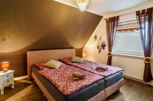 Schlafzimmer mit einem Bett und einem Fenster in der Unterkunft Haus mit Garten und Kamin in Wilhelmshaven