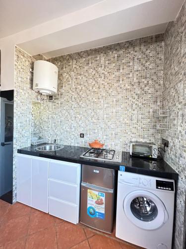 a kitchen with a washing machine and a washer and dryer at Belyounech studio location de vacance in Tétouan