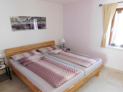 1 dormitorio con 2 camas en una habitación en Holiday apartment at the rose garden, en Hinteregg