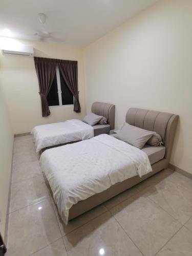 two beds sitting in a room with at La Belle Maison 12 @ Gurney Kelawai/Pulau Tikus/Georgetown in George Town