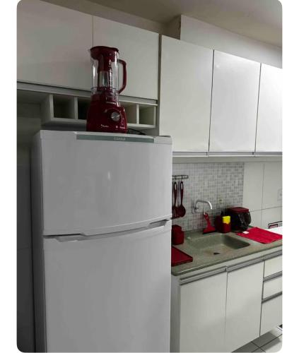 eine weiße Küche mit einem Mixer auf dem Kühlschrank in der Unterkunft Apartamento do Sossego in São Luís