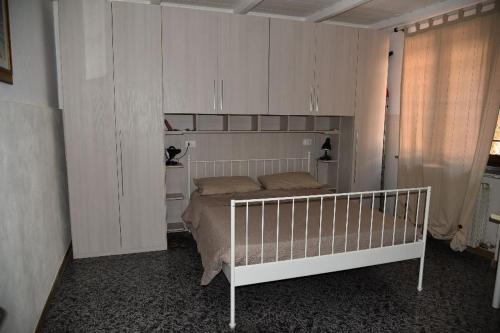 una camera con letto bianco di B&B Pavia Centro Ticino a Pavia