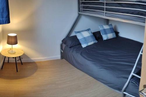 Un pat sau paturi într-o cameră la Braeside Innerleithen Apartment