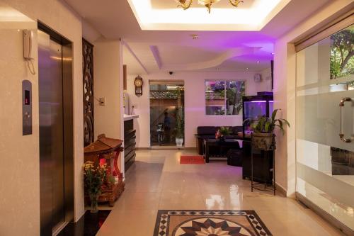 un couloir avec un salon à l'éclairage violet dans l'établissement Ngọc Châu Hotel, à Hô-Chi-Minh-Ville