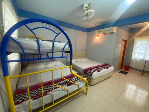 a bedroom with two bunk beds in a room at OYO 90910 Homestay D Lalang Inn in Kuah