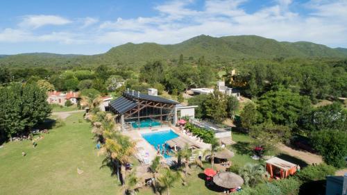 widok z powietrza na ośrodek z basenem w obiekcie Domingo Design Hotel w mieście Santa Rosa de Calamuchita