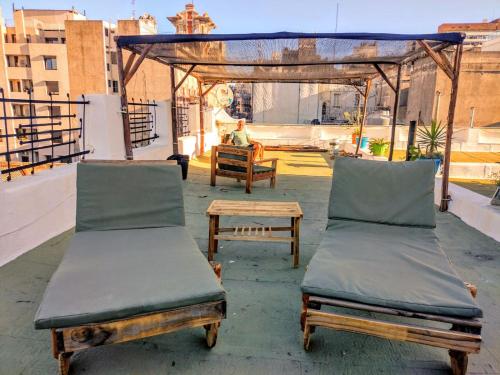 Duas camas num terraço com um gazebo em Montevideo Port Hostel em Montevidéu