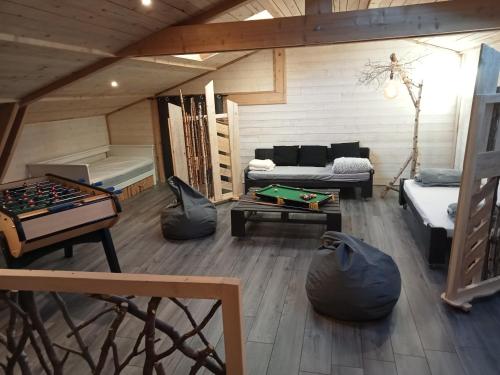 朗戈涅的住宿－Gîte le lénio，带沙发和桌上足球的客厅