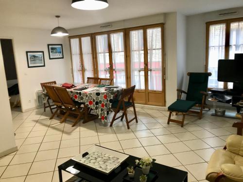 un salon avec une table et des chaises dans l'établissement Pleine Mer, à Yport