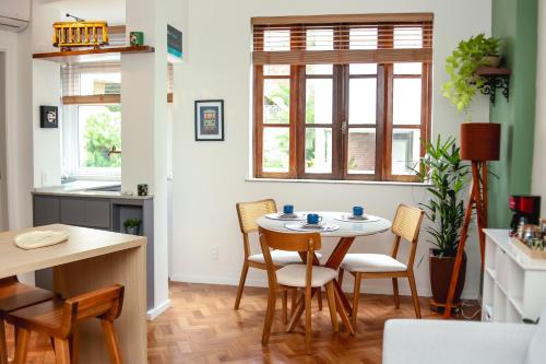 a kitchen and dining room with a table and chairs at Aconchego no coração de Santa Teresa in Rio de Janeiro