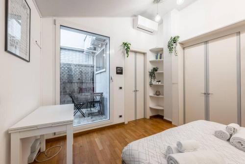 - une chambre avec un lit, un bureau et une fenêtre dans l'établissement [DUOMO in 5 minutes] Cozy and quiet, à Milan
