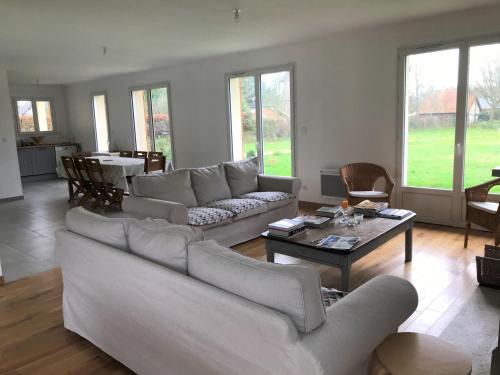 un salon avec deux canapés et une table dans l'établissement Cedre, à Varengeville-sur-Mer