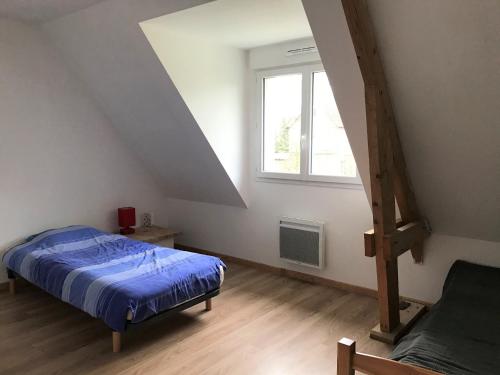 une chambre avec un lit et une fenêtre dans l'établissement Cedre, à Varengeville-sur-Mer