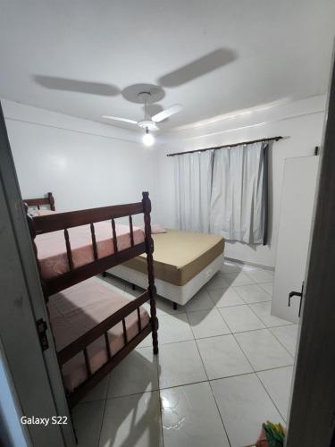 1 dormitorio con 2 literas y ventilador de techo en Apto 2 quartos em Torres-RS, en Torres