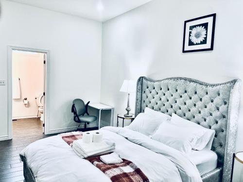 Un pat sau paturi într-o cameră la Lavida Luxury Room #1 in London