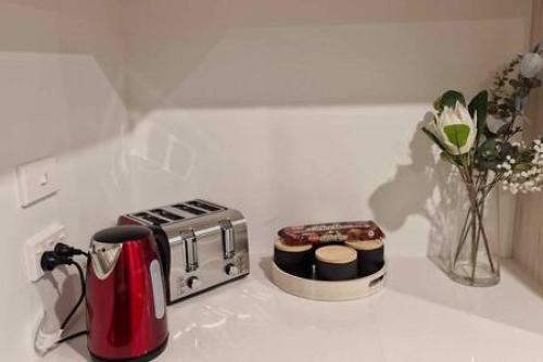 eine Küchentheke mit einem Toaster und einem Toaster in der Unterkunft Lovely Brand New Home in Christchurch