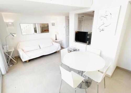 マルベーリャにあるSkol 302 Super One-bedroom Duplex with Sea Viewsの白いリビングルーム(白いソファ、テーブル付)