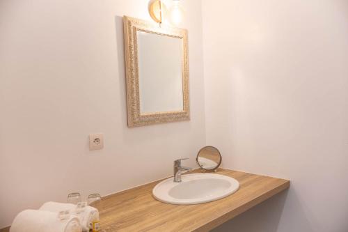 La salle de bains est pourvue d'un lavabo et d'un miroir sur un comptoir. dans l'établissement Clos de la source, à Saint-Martin-du-Bois