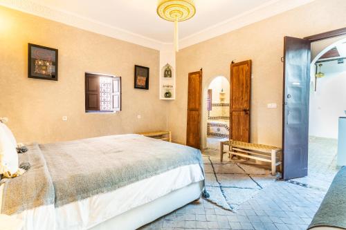 1 dormitorio con 1 cama grande en una habitación en Riad Jolie, en Marrakech