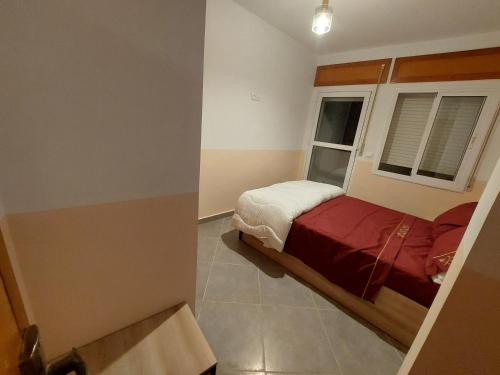 - une petite chambre avec un lit et une fenêtre dans l'établissement Tanja balia N°13, à Tanger