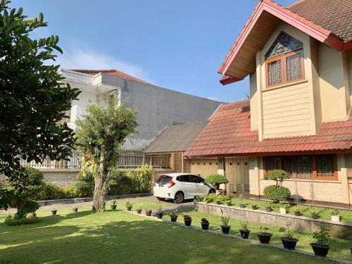 a white car parked in front of a house at Villa Nuansa Alam in Lembang