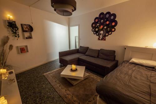 - un salon avec un lit et un canapé dans l'établissement Central and Cozy Haven in Geneva, à Genève