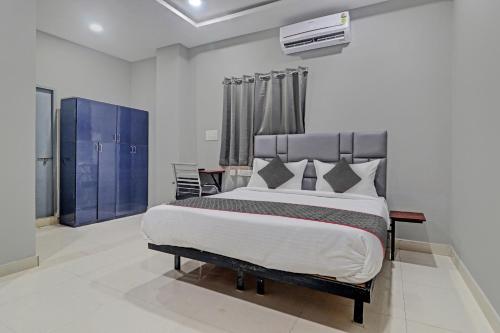 a bedroom with a large bed in a room at Collection O Hotel Lavish Springs in Hyderabad