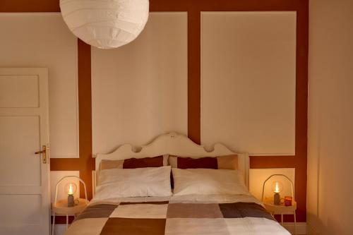 1 dormitorio con 1 cama grande y 2 mesitas de noche en Jazz e Cioccolato GuestHouse free parking in città en Perugia