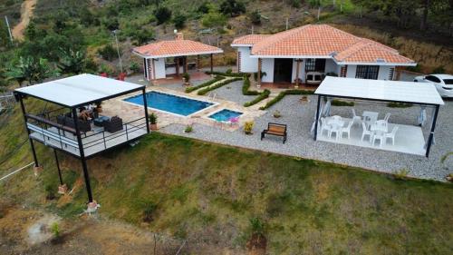 una vista aérea de una casa con piscina en FINCA VILLA CRISTINA, en La Fuente