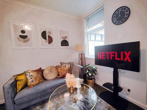 una sala de estar con TV con el cartel de netflix. en Large 3 bed House Wolverhampton Families and Contractors en Wolverhampton