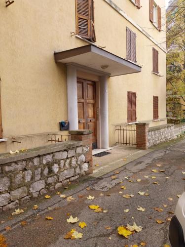 un edificio con puerta y pared de piedra en Jazz e Cioccolato GuestHouse free parking in città, en Perugia