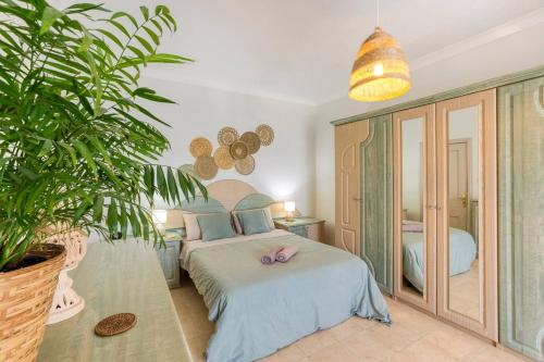 Ένα ή περισσότερα κρεβάτια σε δωμάτιο στο Lovely apartment next to the beach