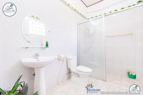 La salle de bains est pourvue d'une douche, de toilettes et d'un lavabo. dans l'établissement VILLAGES ĐĂNG KHOA BBQ Vũng Tàu, à Vung Tau